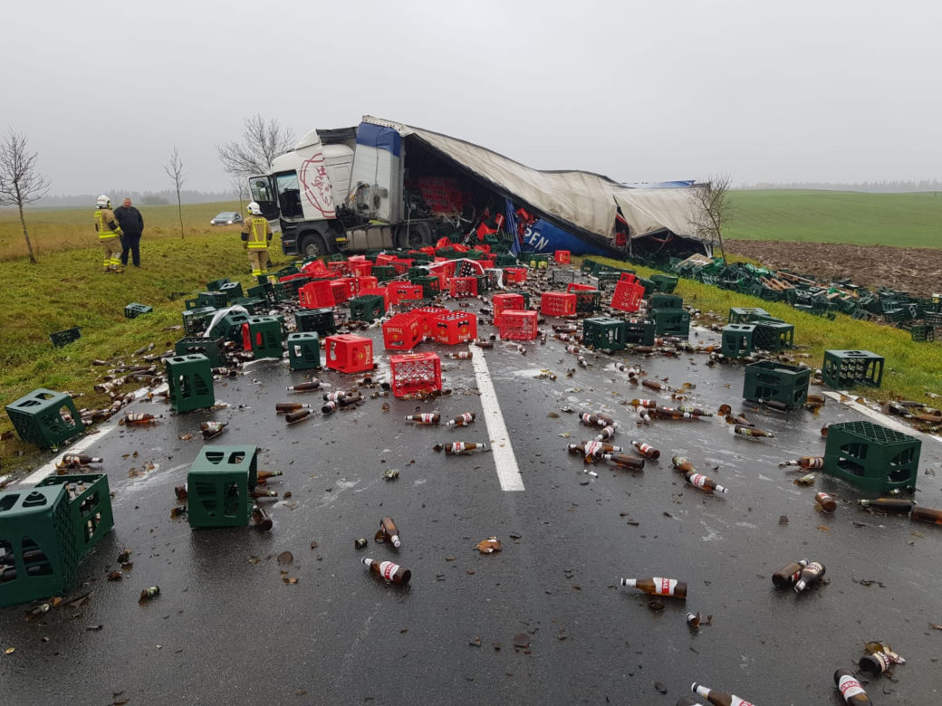 Wypadek ciężarówki z piwem. Setki litrów alkoholu rozlały się po DK 57