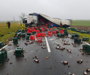 Wypadek ciężarówki z piwem. Setki litrów alkoholu rozlały się po DK 57