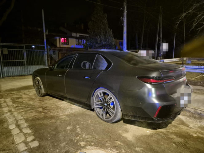 Sprawcy wysiedli z czarnego BMW