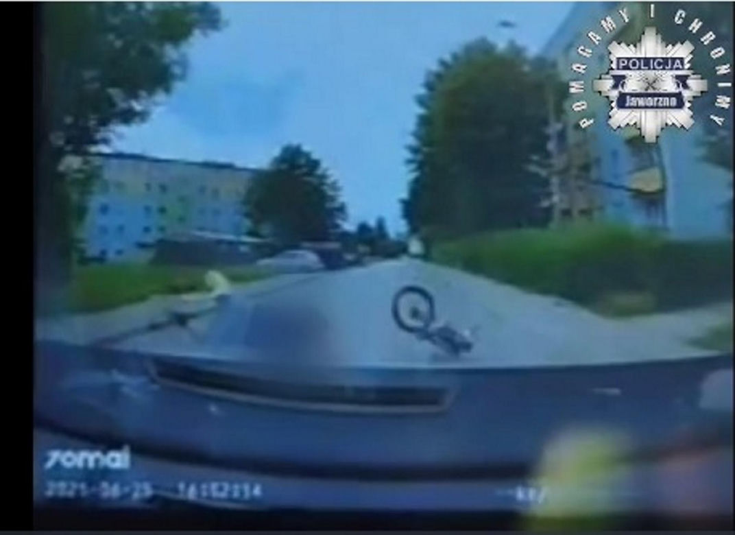 7-latek na rowerze wjechał pod samochód! Dziecko było bez opieki