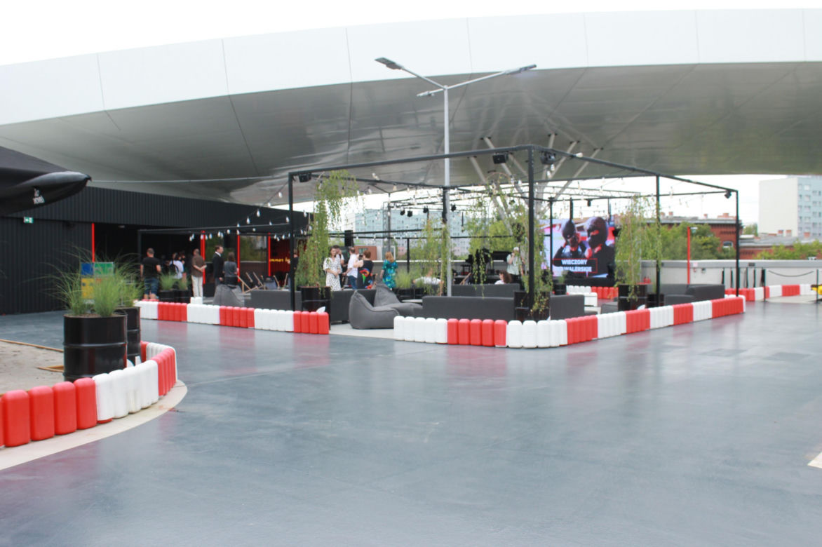 Nowy summer bar w centrum Wrocławia. Prawdziwa gratka dla fanów motoryzacji. Zobacz, jak tam jest [GALERIA]
