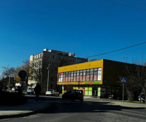 Chcieli zrobić sobie z 61-latki stałe źródło dochodu. Wpadli przy trzeciej próbie odbioru gotówki