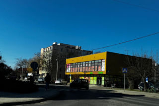 Chcieli zrobić sobie z 61-latki stałe źródło dochodu. Wpadli przy trzeciej próbie odbioru gotówki