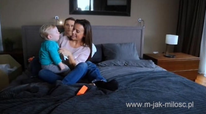 M jak miłość. Olek Chodakowski (Maurycy Popiel), Magda (Anna Mucha), Szymek (Staś Szczypiński)