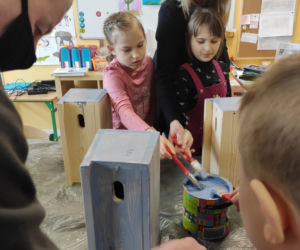 Dzieci z fundacji INKLUZJA budują domki dla ptaków