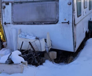 Policjanci uratowali przed wychłodzeniem kobietę i mężczyznę. 66-latka i 57- latek mieszkali w przyczepie kempingowej