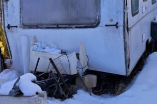 Policjanci uratowali przed wychłodzeniem kobietę i mężczyznę. 66-latka i 57- latek mieszkali w przyczepie kempingowej