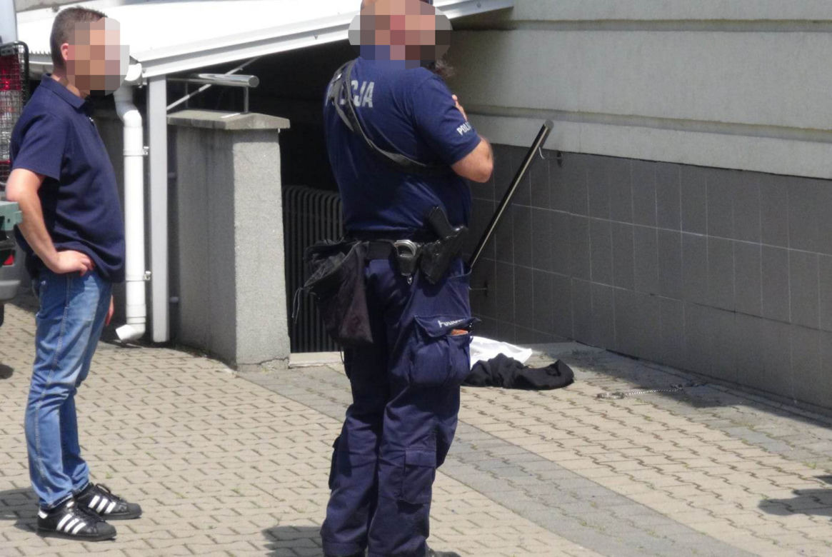 Znokautował policjanta przed sądem i zwiał. Michał ukrywał się w mieszkaniu swojej znajomej. „Był zdziwiony i zaskoczony”