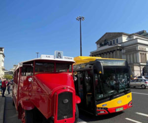 Najstarszy autobus w Warszawie wrócił na ulice. Ma prawie 90 lat! [ZDJĘCIA]