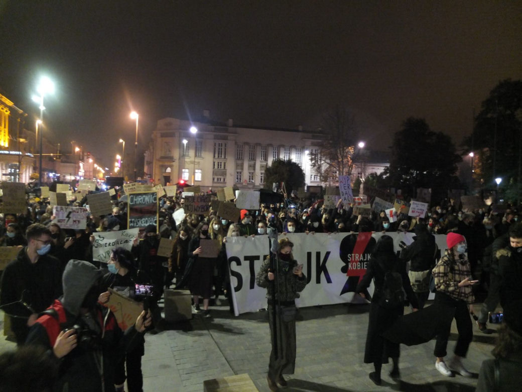 PROTEST KOBIET W LUBLINIE. KILKA TYSIĘCY OSÓB PRZEMASZEROWAŁO POD ARCHIKATEDRĘ I KURIĘ LUBELSKĄ. ŚWIĄTYNI MODLITWĄ BRONILI PRAWICOWCY