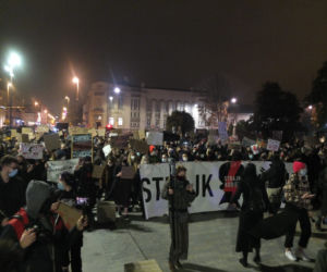 PROTEST KOBIET W LUBLINIE. KILKA TYSIĘCY OSÓB PRZEMASZEROWAŁO POD ARCHIKATEDRĘ I KURIĘ LUBELSKĄ. ŚWIĄTYNI MODLITWĄ BRONILI PRAWICOWCY
