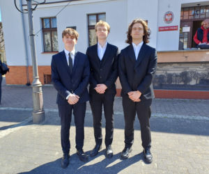 Polonez maturzystów z I LO na rynku w Ostrzeszowie