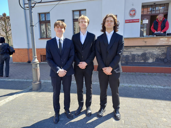 Polonez maturzystów z I LO na rynku w Ostrzeszowie