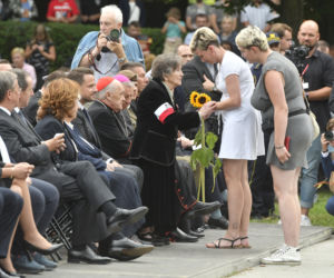 77. rocznica Powstania Warszawskiego. Wanda Traczyk Stawska przy pomniku Poległym Niepokonanym.