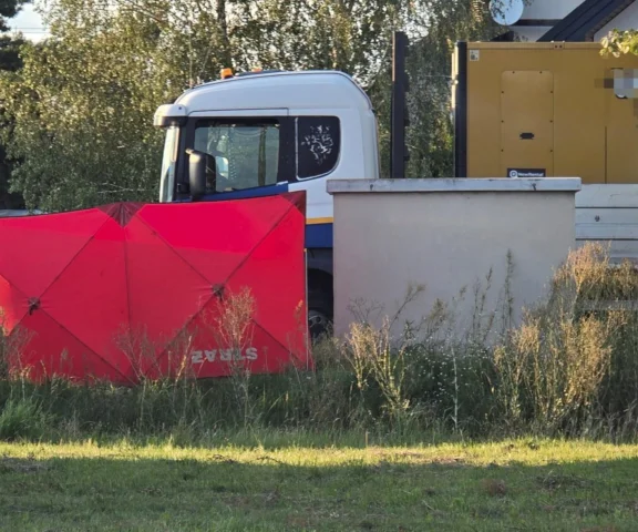 Kierowca ciężarówki zasłabł za kierownicą i zmarł