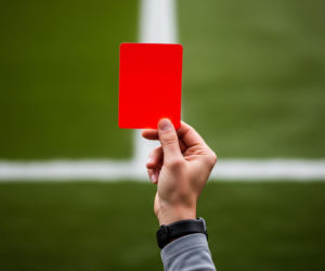 Legia Warszawa i kontrowersyjna czerwona kartka. Co dalej z Rafałem Augustyniakiem?