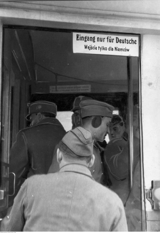 Tramwaj z tabliczką "Tylko dla Niemców"
