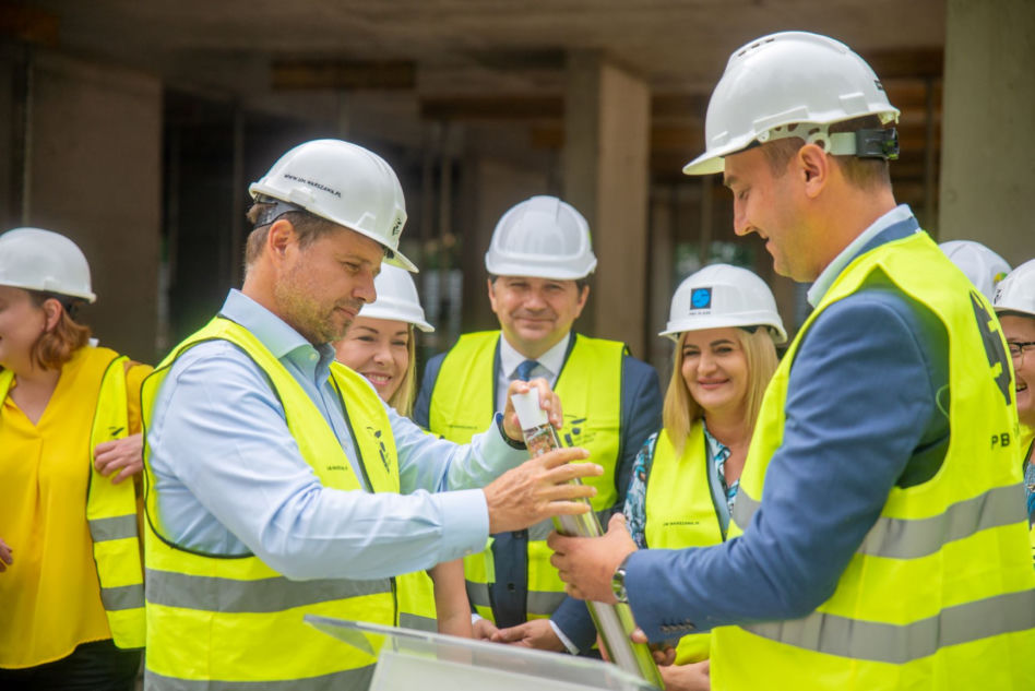 Trwa budowa Centrum Aktywności Międzypokoleniowej na Białołęce według projektu biura Bujnowski Architekci