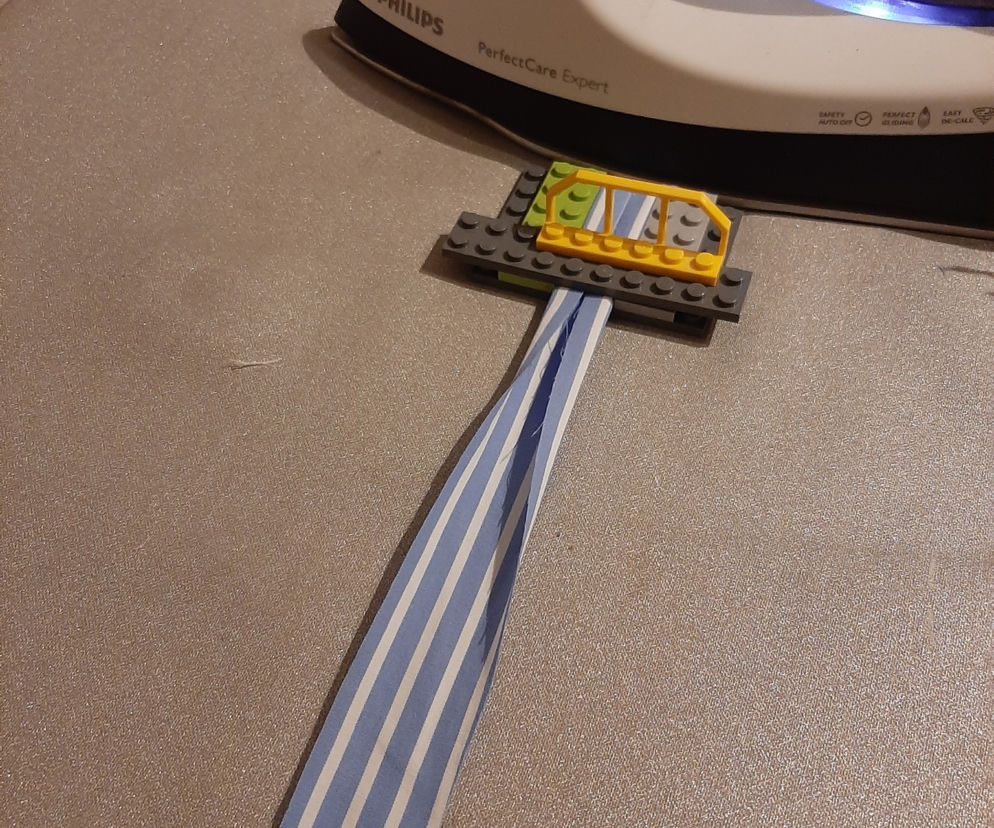 Maszyna z klocków lego pomaga szyć maseczki!