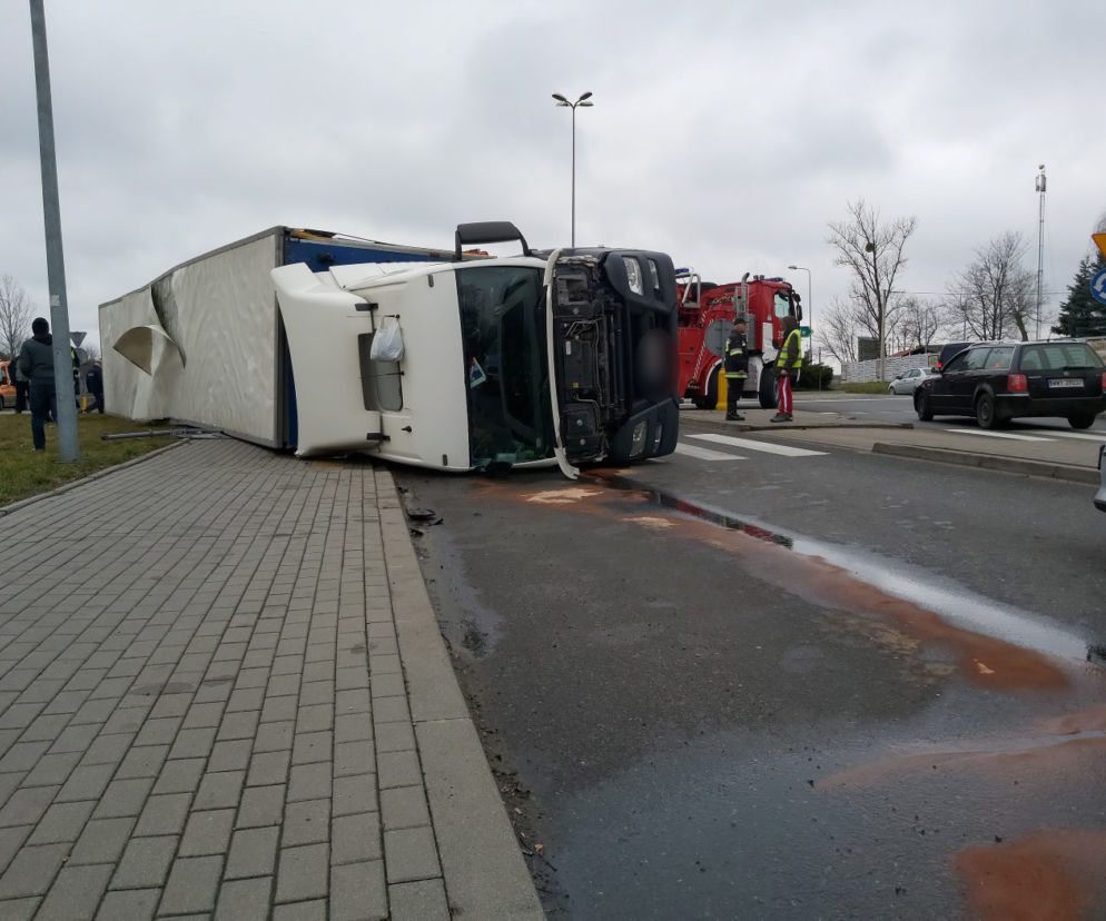 Wypadek ciężarówki przewożącej świnie w Wierzbicy koło Serocka