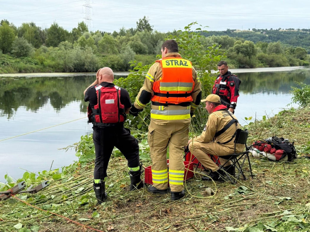 Akcja ratunkowa na Dunajcu. Ciągnik z operatorem wpadł do rzeki