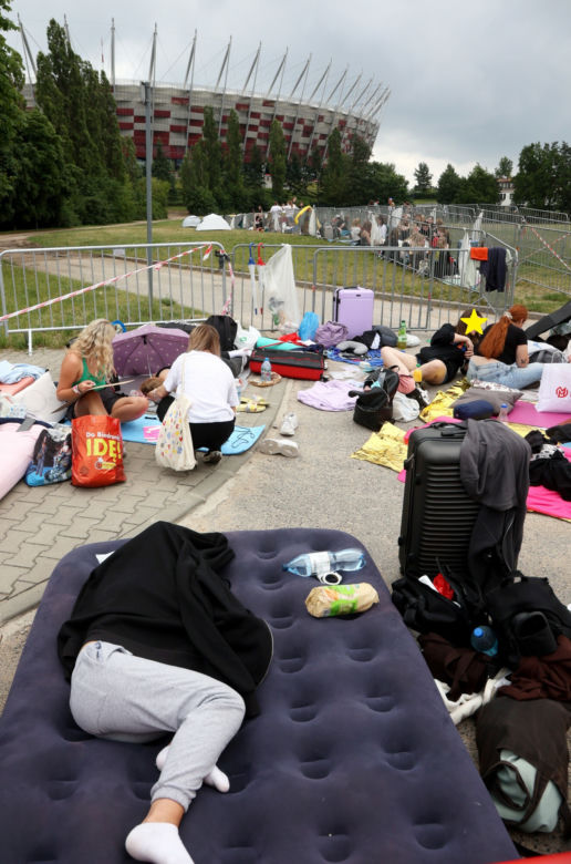 Harry Styles w Polsce - tak wyglądał plac przed stadionem na kilkanaście godzin przed koncertem.