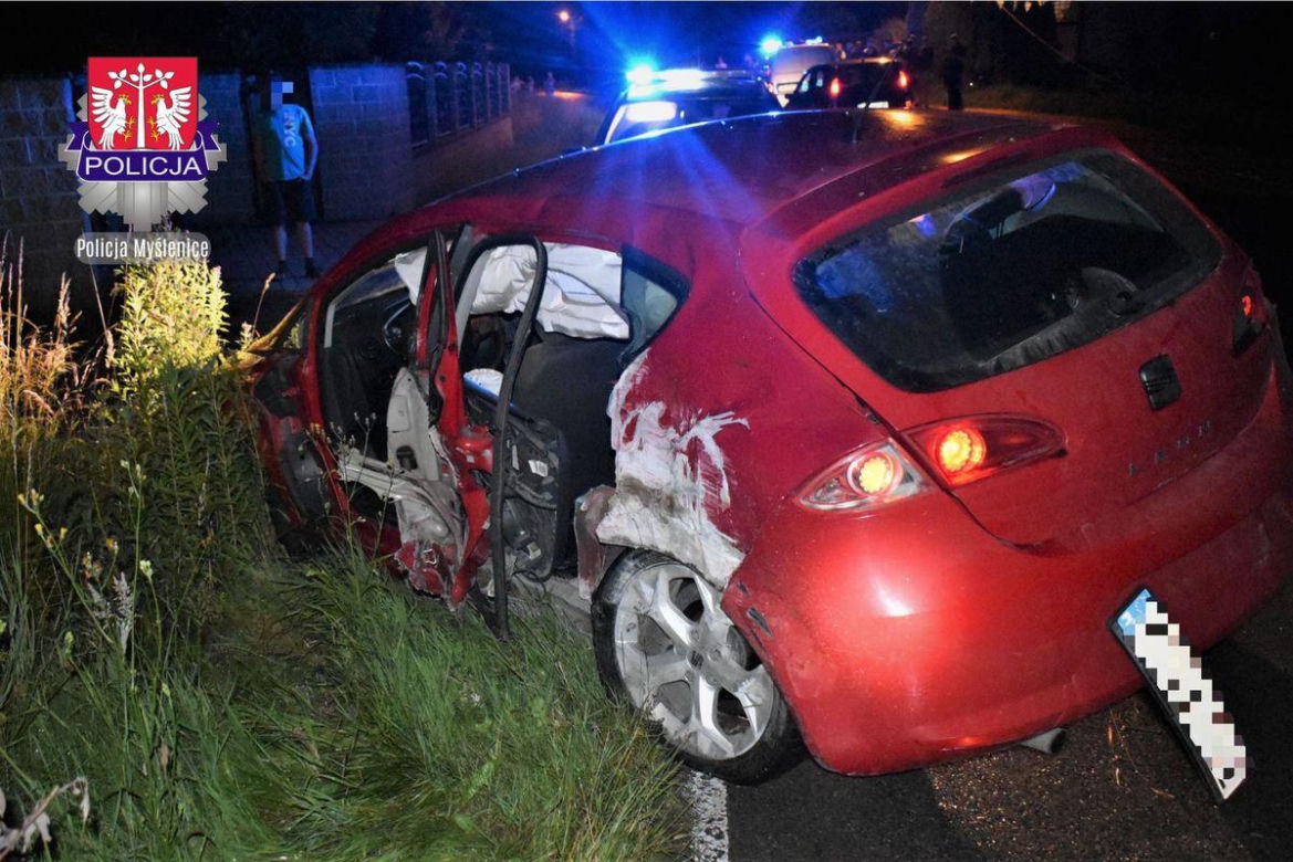 Sułkowice. Dał pijanym 15-latkom kluczyki do seata i gorzko żałuje. Auto skończyło w rowie