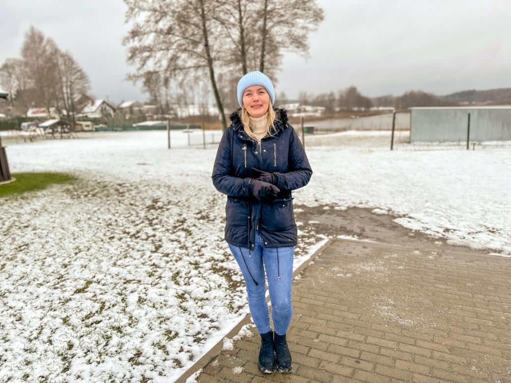 Wystraszył je huk petard. Konie, kucyki i osioł zabłąkane na środku drogi