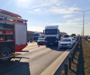 Zderzenie busa z cysterną. Ekspresówka całkowicie zablokowana