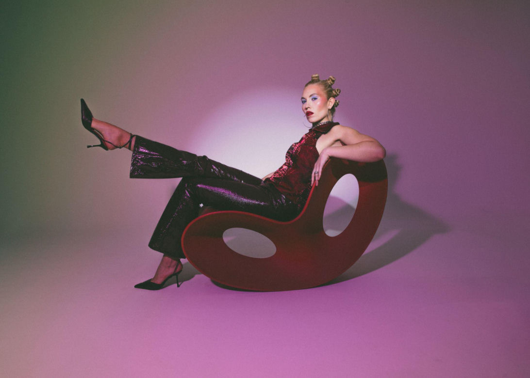 Joulie Fox wyśpi się po śmierci. Nowy album artystki już jest!