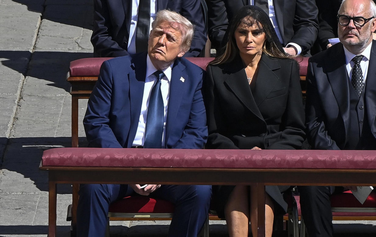 Trump i Zełenski złamali zasady na pogrzebie Franciszka