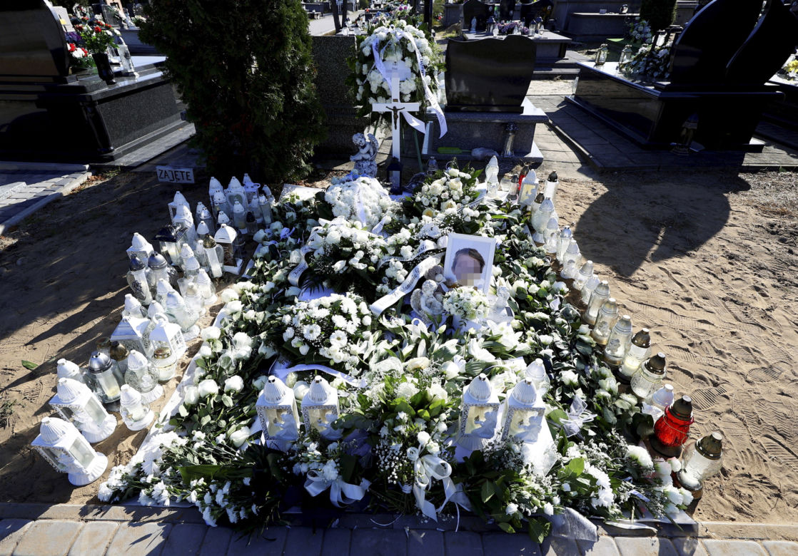 Grób 3-letniego Stasia utonął w morzu kwiatów. Trudno powstrzymać łzy