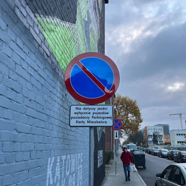 Tabliczka pod znakiem zakazu postoju na ul. Ordona w Katowicach