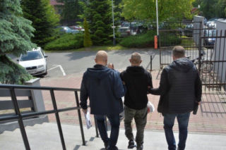 Przemyśl: 30-latek rzucił się na mężczyznę z tasakiem! Policja schwytała bandytę [GALERIA]
