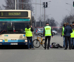 Wepchnęli Piotra pod autobus z zemsty. Tragedia w Pabianicach