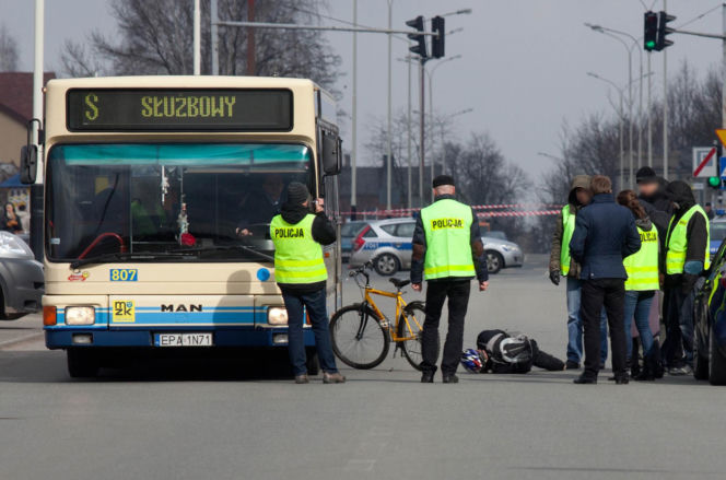 Wepchnęli Piotra pod autobus z zemsty. Tragedia w Pabianicach