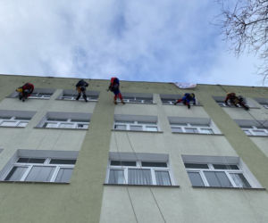 Finał WOŚP 2021 Gdańsku. Alpiniści umyli okna w szpitalach 31.01.2021
