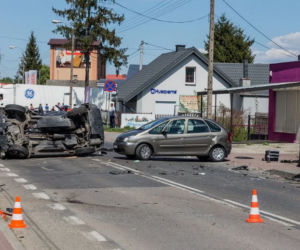 Ostrów Mazowiecka. KOSZMARNY wypadek! Nie żyją dwie osoby, ranne dzieci. Szukają sprawcy!