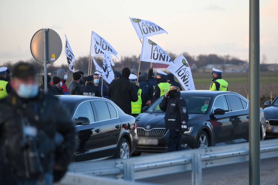 Września. Mogło dojść nawet do rozlewu krwi! Policja broniła Mateusza Morawieckiego przed rolnikami 