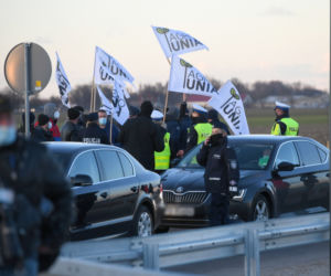 Policja chroni Morawieckiego przed rolnikami