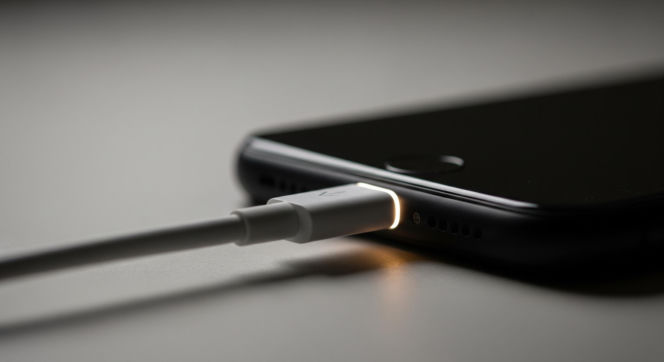 Telefon w ręku, jazda pod prąd, przejazdy kolejowe