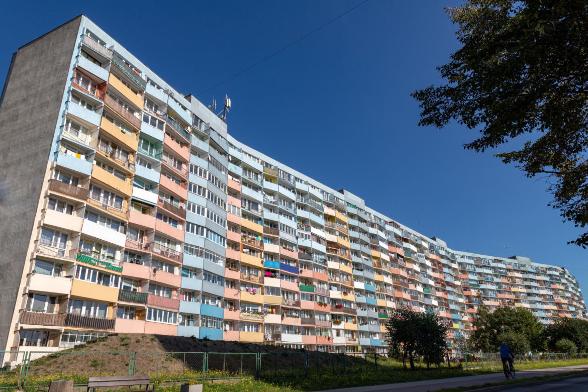 Ta architektura PRL zniknęła z krajobrazu Polski. Kolorowe bloki to dziś rzadkość [ZDJĘCIA]