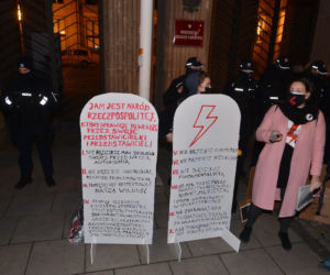 Manifestacja przed siedzibą MEN