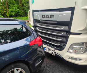 Zderzenie dwóch tirów i osobówki. Poważny wypadek na DK12 w Krzemieniewie