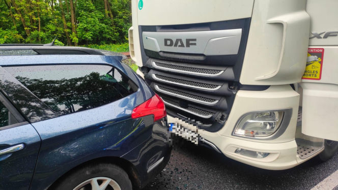 Zderzenie dwóch tirów i osobówki. Poważny wypadek na DK12 w Krzemieniewie