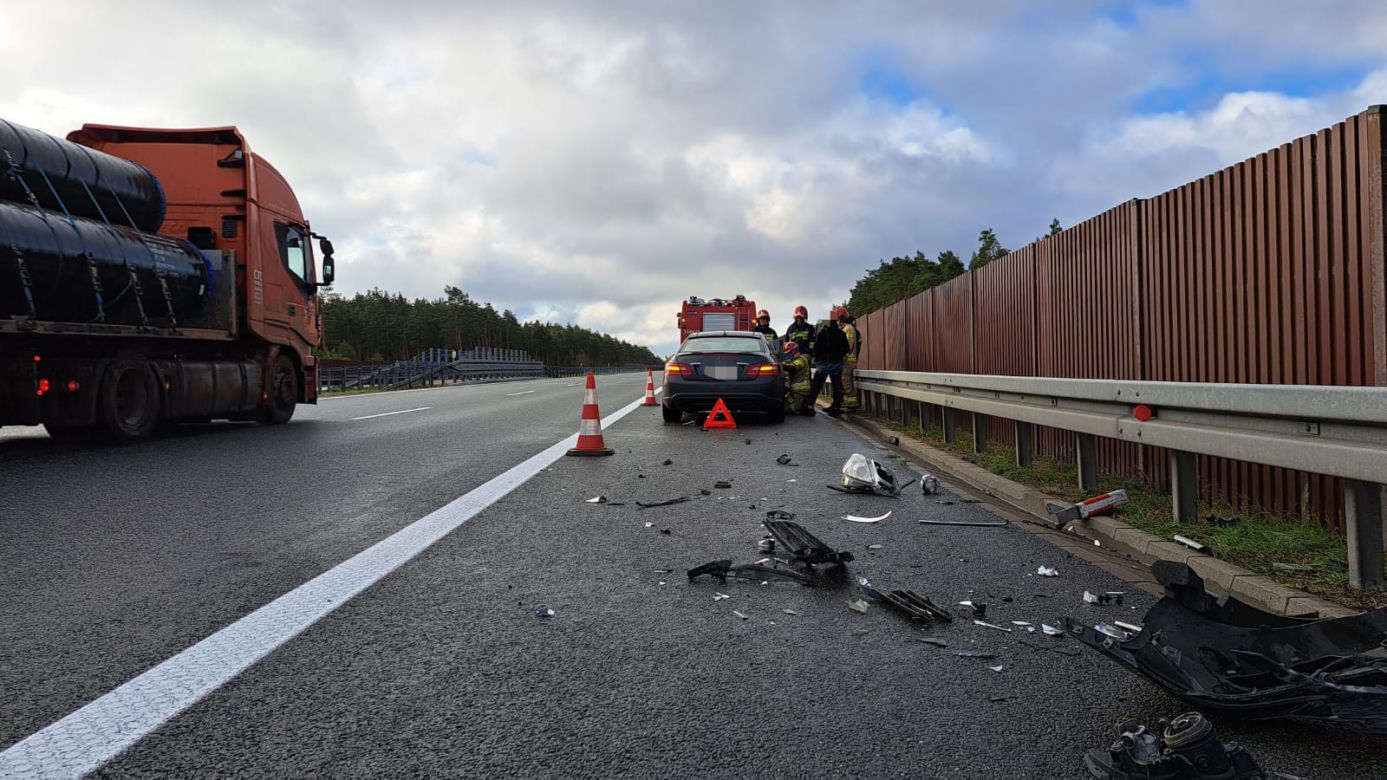 Audi roztrzaskane na drzewie, kolizja i pożar samochodu. Seria wypadków pod Toruniem