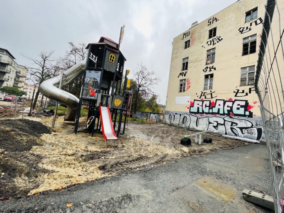 Plac zabaw obok budynku zagrożonego zawaleniem. Czy dzieciom grozi niebezpieczeństwo?
