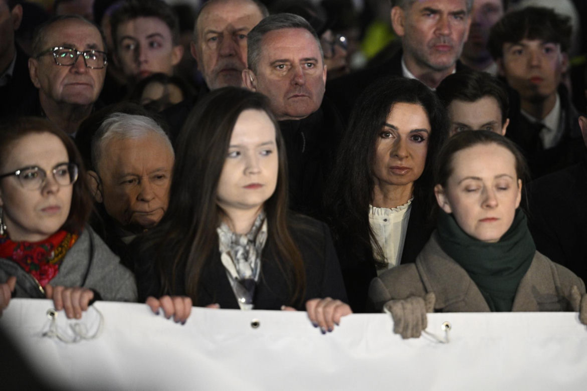 Marsz Pamięci PiS przeszedł ulicami Warszawy. To już 16 lat po katastrofie smoleńskiej
