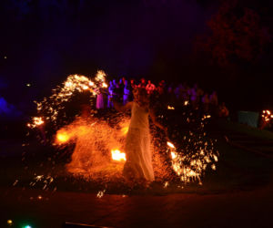 Pokaz fireshow w wykonaniu tancerzy i tancerek Teatru Ognia „Mantra” z Makowa Mazowieckiego