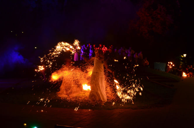 Pokaz fireshow w wykonaniu tancerzy i tancerek Teatru Ognia „Mantra” z Makowa Mazowieckiego